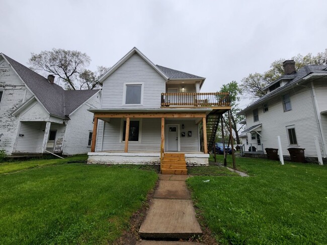 property at 924 1/2-924 1/2 W Wayne St