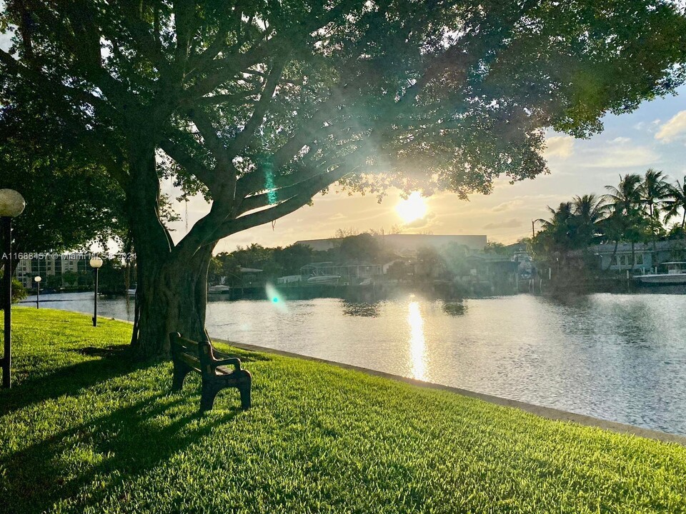 16 Royal Palm Way in Boca Raton, FL - Foto de edificio