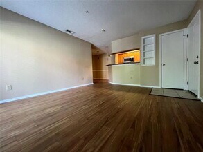 236 Afton Square in Altamonte Springs, FL - Foto de edificio - Building Photo
