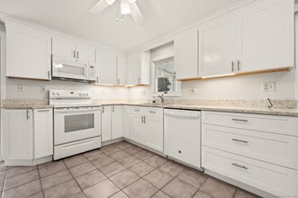 2 Whitney Ave in Old Saybrook, CT - Building Photo - Building Photo