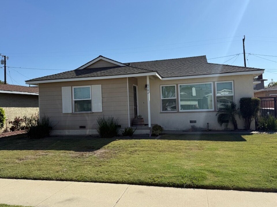6742 Denmead St in Lakewood, CA - Building Photo