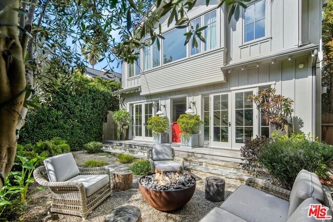 821 Nowita Pl in Los Angeles, CA - Building Photo - Building Photo