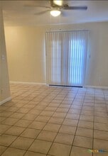 8221 Sam Rayburn Dr in Austin, TX - Foto de edificio - Building Photo