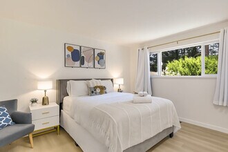 12527 SE 52nd St, Unit ID1335049P in Bellevue, WA - Foto de edificio - Building Photo