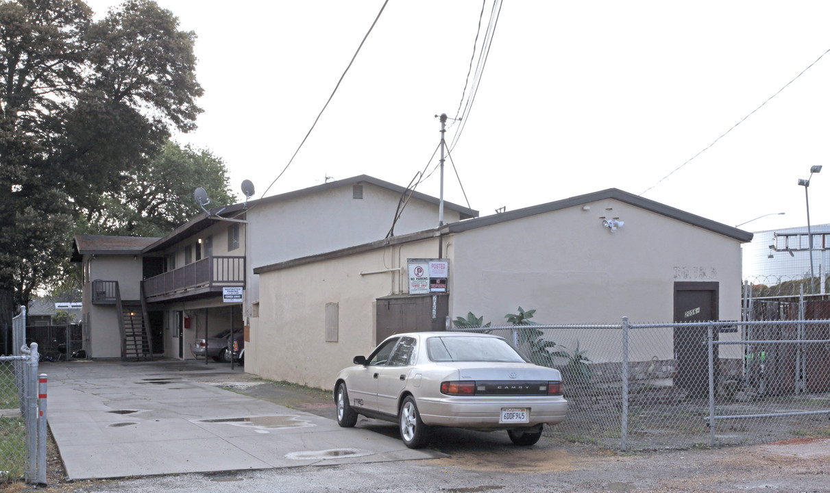 2056 Glen Way in East Palo Alto, CA - Foto de edificio