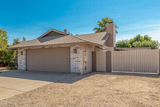 6243 W Cholla St in Glendale, AZ - Foto de edificio - Building Photo