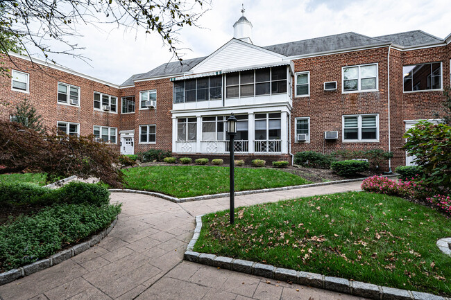 Hewlett Park in Hewlett, NY - Building Photo - Building Photo