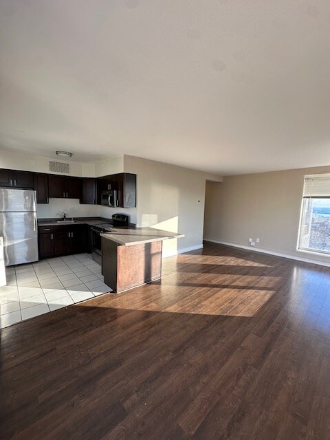 1121 N Waverly Pl-Unit -801 in Milwaukee, WI - Building Photo - Building Photo