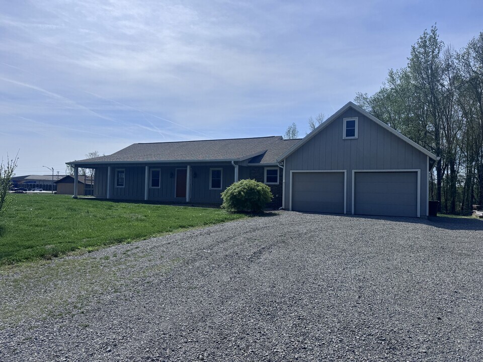 49 Kingfisher Ln in Russell Springs, KY - Building Photo