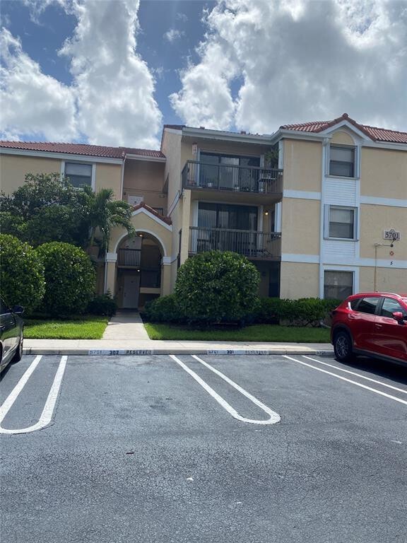 5701 Riverside Dr in Coral Springs, FL - Building Photo - Building Photo