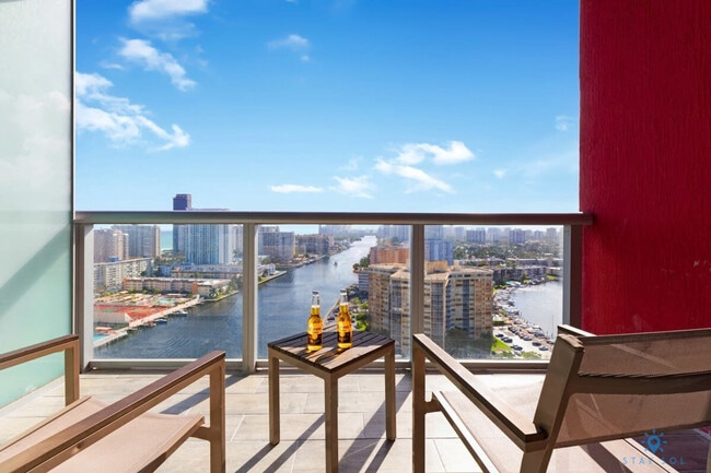 2602 E Hallandale Beach Blvd in Hallandale Beach, FL - Building Photo - Building Photo