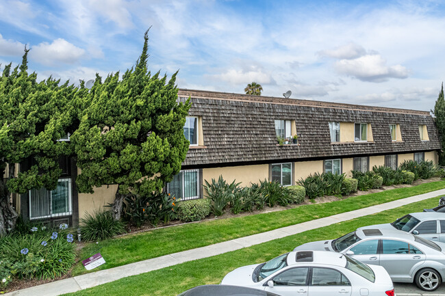 New England Manor in Long Beach, CA - Building Photo - Building Photo