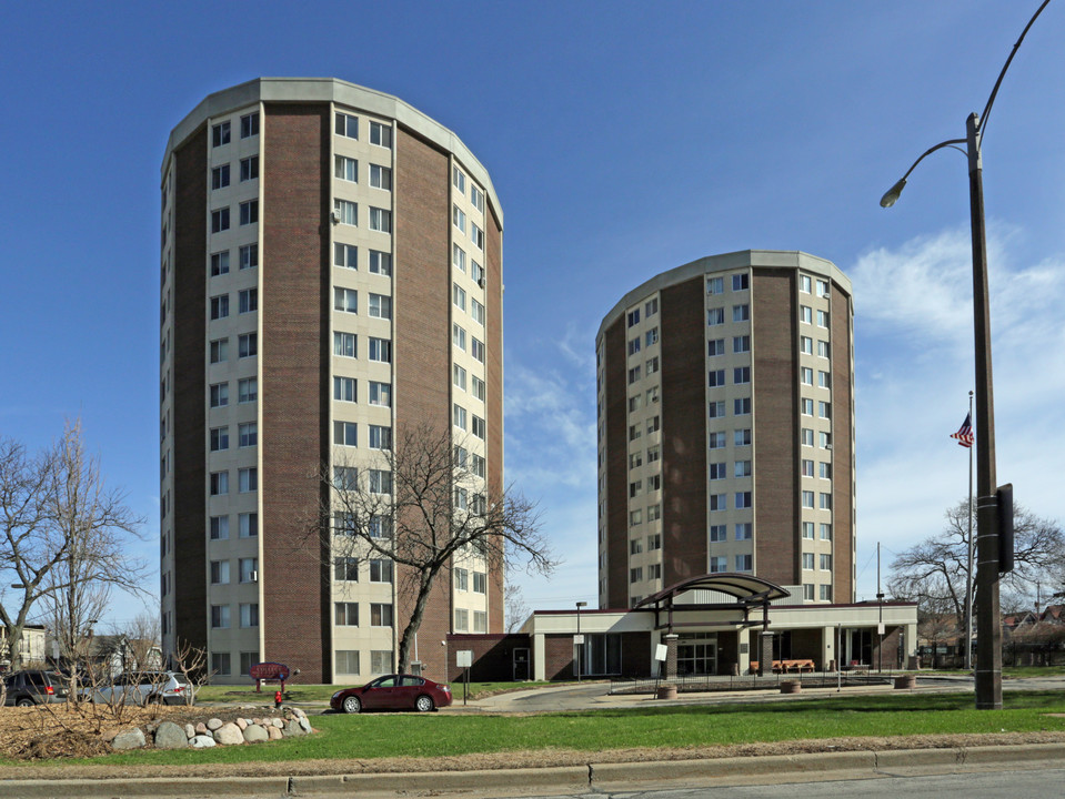 College Court in Milwaukee, WI - Building Photo