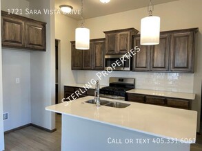 1721 Sara Vista Dr in Yukon, OK - Building Photo - Building Photo