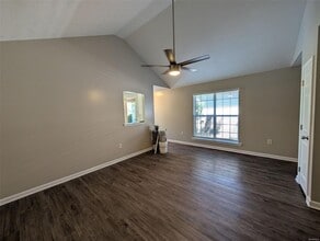 5236 Main St in Millbrook, AL - Foto de edificio - Building Photo