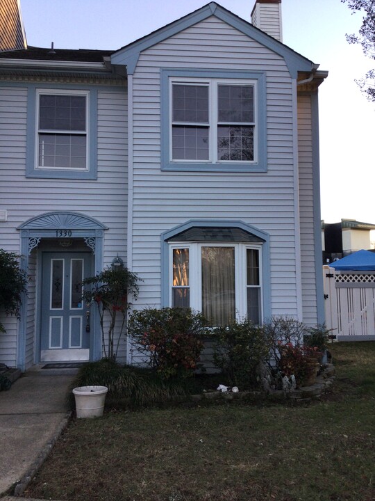 1332 Victorian Cres in Virginia Beach, VA - Foto de edificio