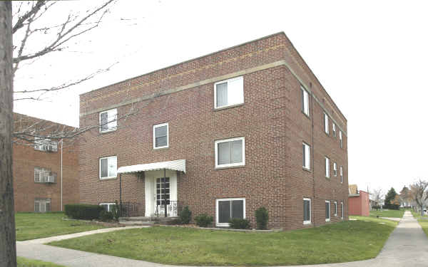 4056 Ridge Rd in Brooklyn, OH - Foto de edificio