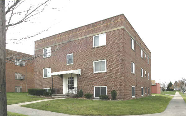 4056 Ridge Rd in Brooklyn, OH - Building Photo