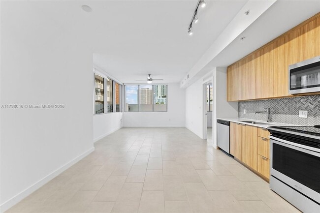 2150 N Bayshore Dr, Unit 210 in Miami, FL - Building Photo - Building Photo