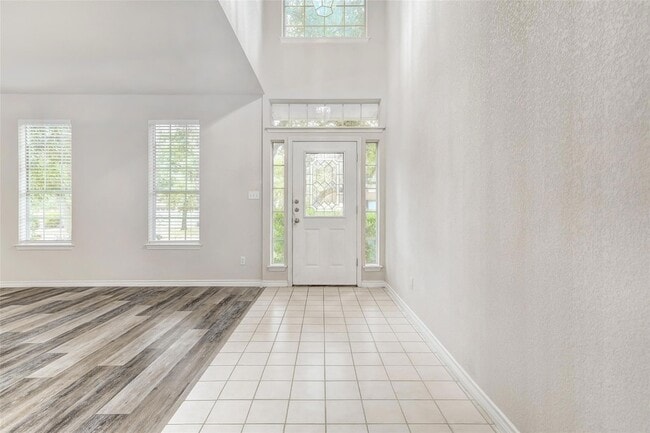 13220 Darwin Ln in Austin, TX - Foto de edificio - Building Photo