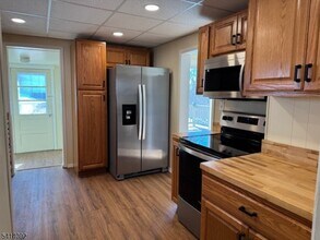 44 Oak St in Hamburg, NJ - Foto de edificio - Building Photo