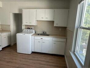 176 Thompson St in Stratford, CT - Building Photo - Building Photo