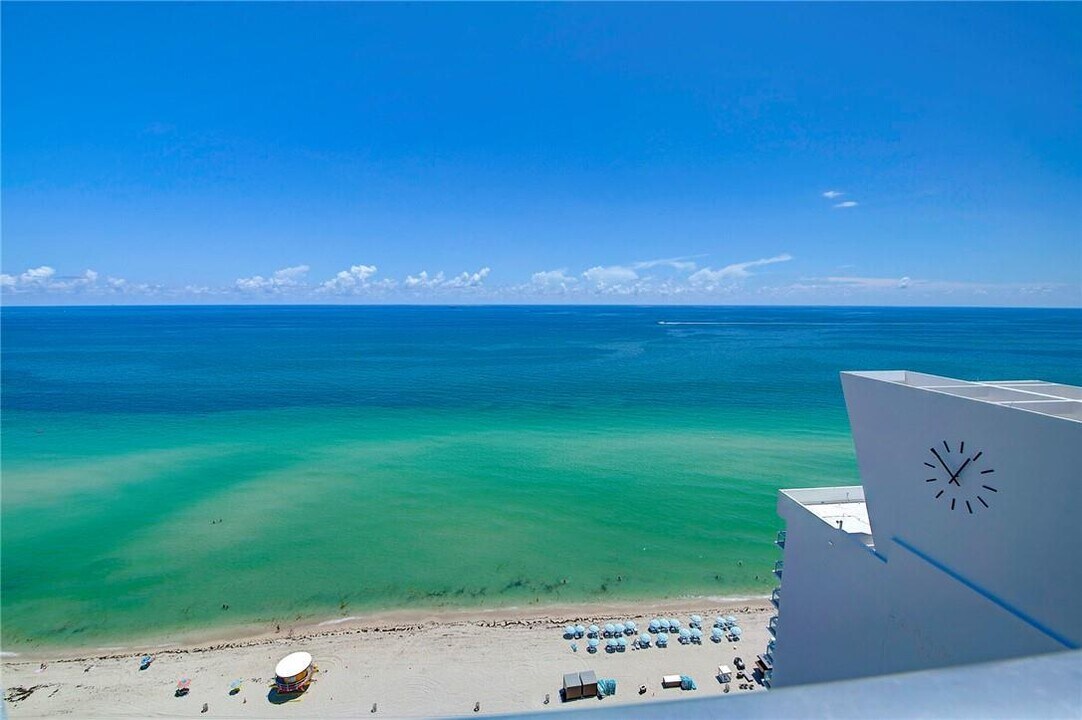 6899 Collins Ave, Unit 2208 in Miami Beach, FL - Building Photo