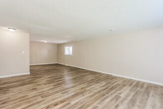 820 Essex Dr in Denver, CO - Foto de edificio - Building Photo