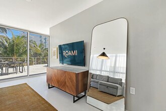 250 Collins Ave in Miami Beach, FL - Foto de edificio - Building Photo