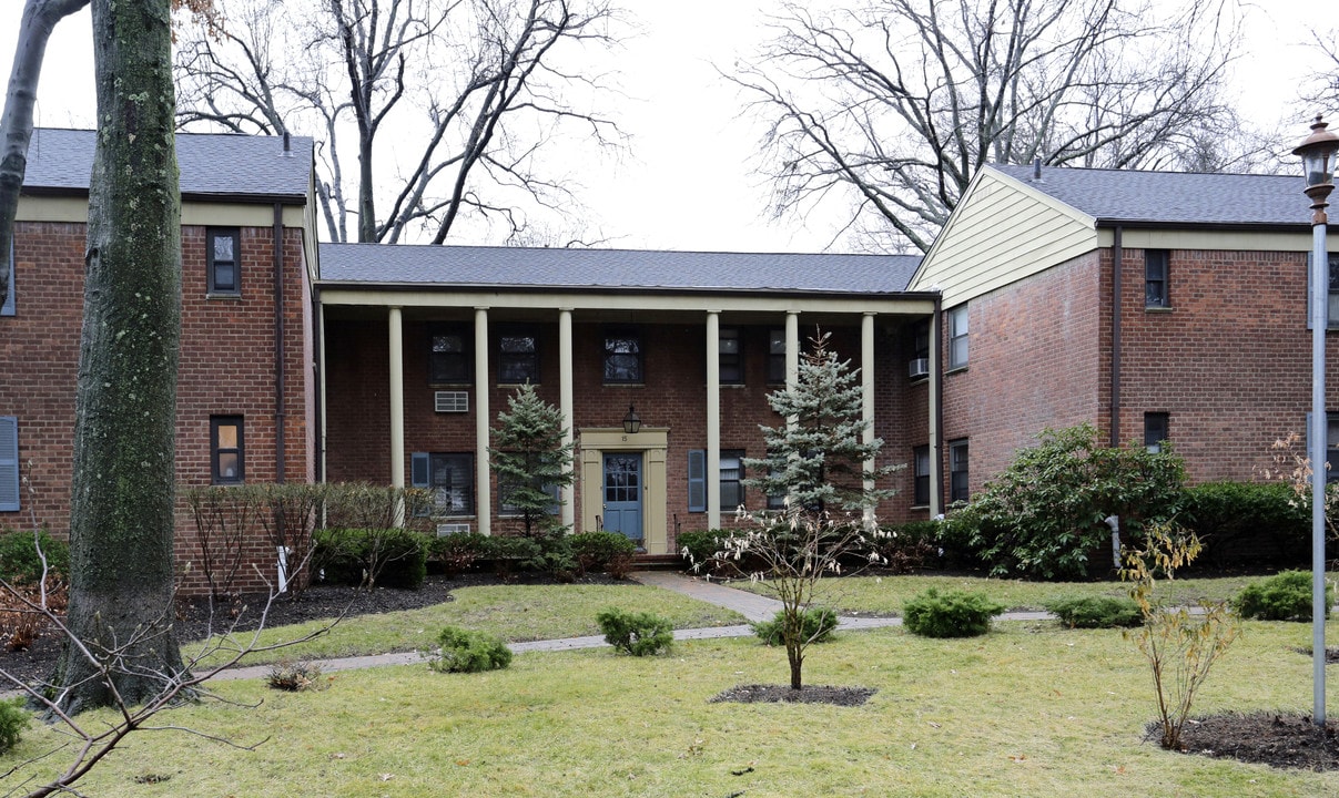 Continental Gardens in River Edge, NJ - Foto de edificio