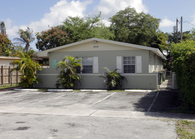 12119 NE 11th Ct in Miami, FL - Foto de edificio - Building Photo