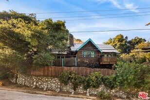 8157 Kirkwood Dr in Los Angeles, CA - Building Photo