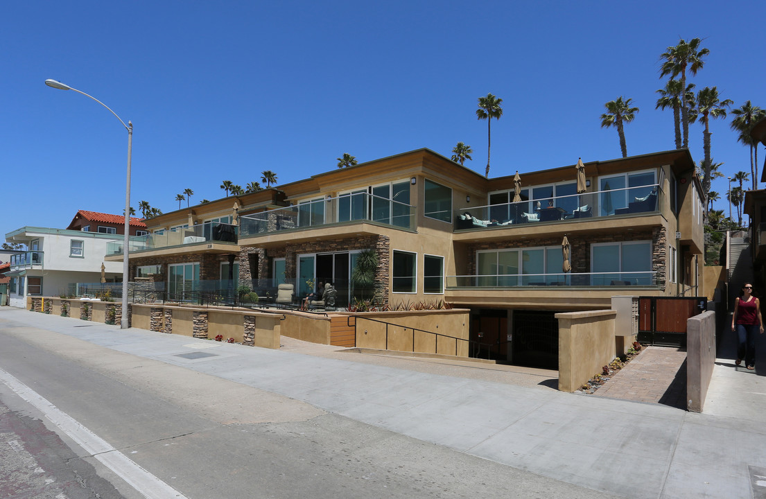 318 S The Strand in Oceanside, CA - Foto de edificio