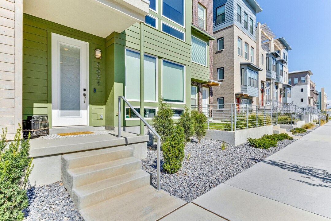 5094 W Duckhorn Dr in South Jordan, UT - Building Photo