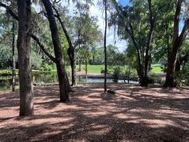 108 Lighthouse Rd in Hilton Head Island, SC - Building Photo