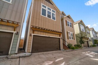 3362 Pinemont Dr in Houston, TX - Building Photo - Building Photo