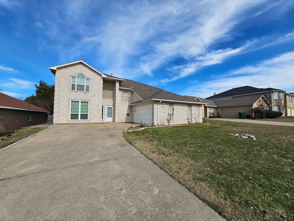 329 Tranquility Ln in Cedar Hill, TX - Building Photo