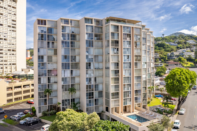 Hale O Kalani Towers in Honolulu, HI - Building Photo - Building Photo