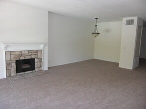 3643 S Bear St, Unit Saint Alban Community in Santa Ana, CA - Building Photo - Building Photo