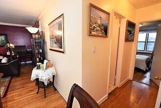 90-11 35th Ave in Queens, NY - Foto de edificio - Building Photo