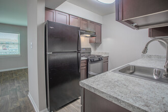 Coliseum Gardens Apartments in Hampton, VA - Building Photo - Interior Photo