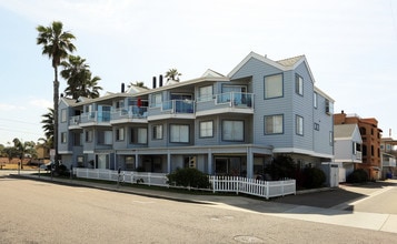 El Mirador Shores in Oceanside, CA - Building Photo - Building Photo