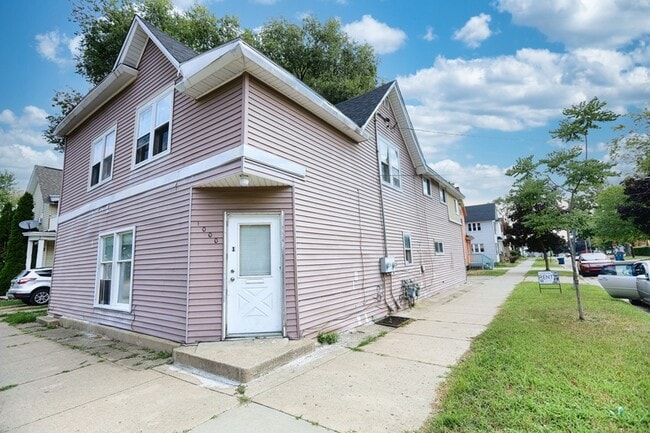 property at 1000 Jennette Ave NW