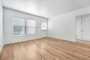 Washington Blvd. Marina Apartments - near ... in Venice, CA - Building Photo