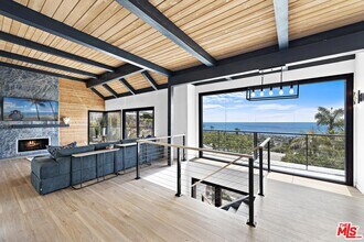 866 Coast View Dr in Laguna Beach, CA - Foto de edificio - Building Photo