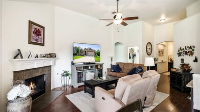 2012 Michelle Creek Dr in Little Elm, TX - Foto de edificio - Building Photo