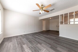 606 E 2nd St in Elgin, TX - Building Photo - Building Photo