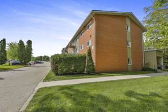 Huron Village in London, ON - Building Photo - Building Photo
