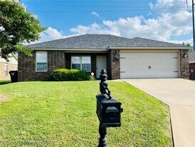 8214 Huntington Way in Fort Smith, AR - Building Photo