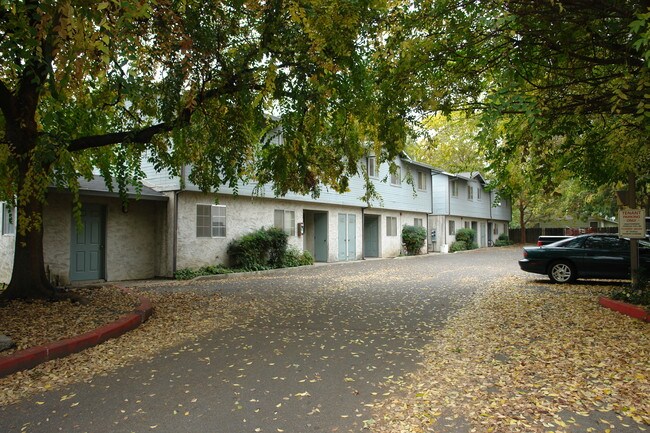 726 W 2nd Ave in Chico, CA - Foto de edificio - Building Photo